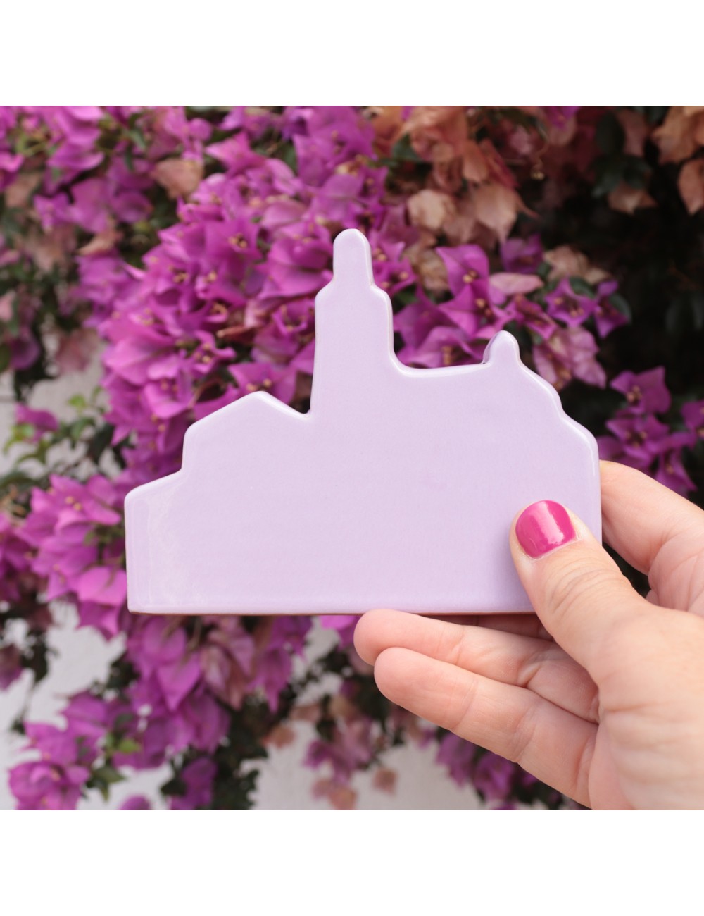 Iglesia de Cadaqués en cerámica buganvilla de Sabotigueta