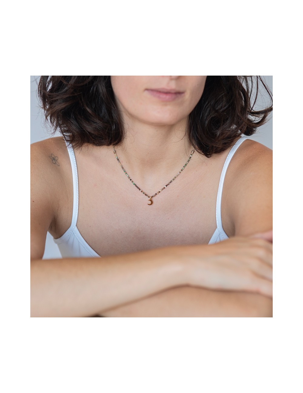 Collar con minerales y luna dorada