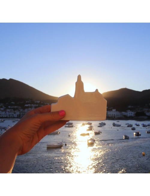 Iglesia  de Cadaqués de cerámica blanca de Sabotigueta